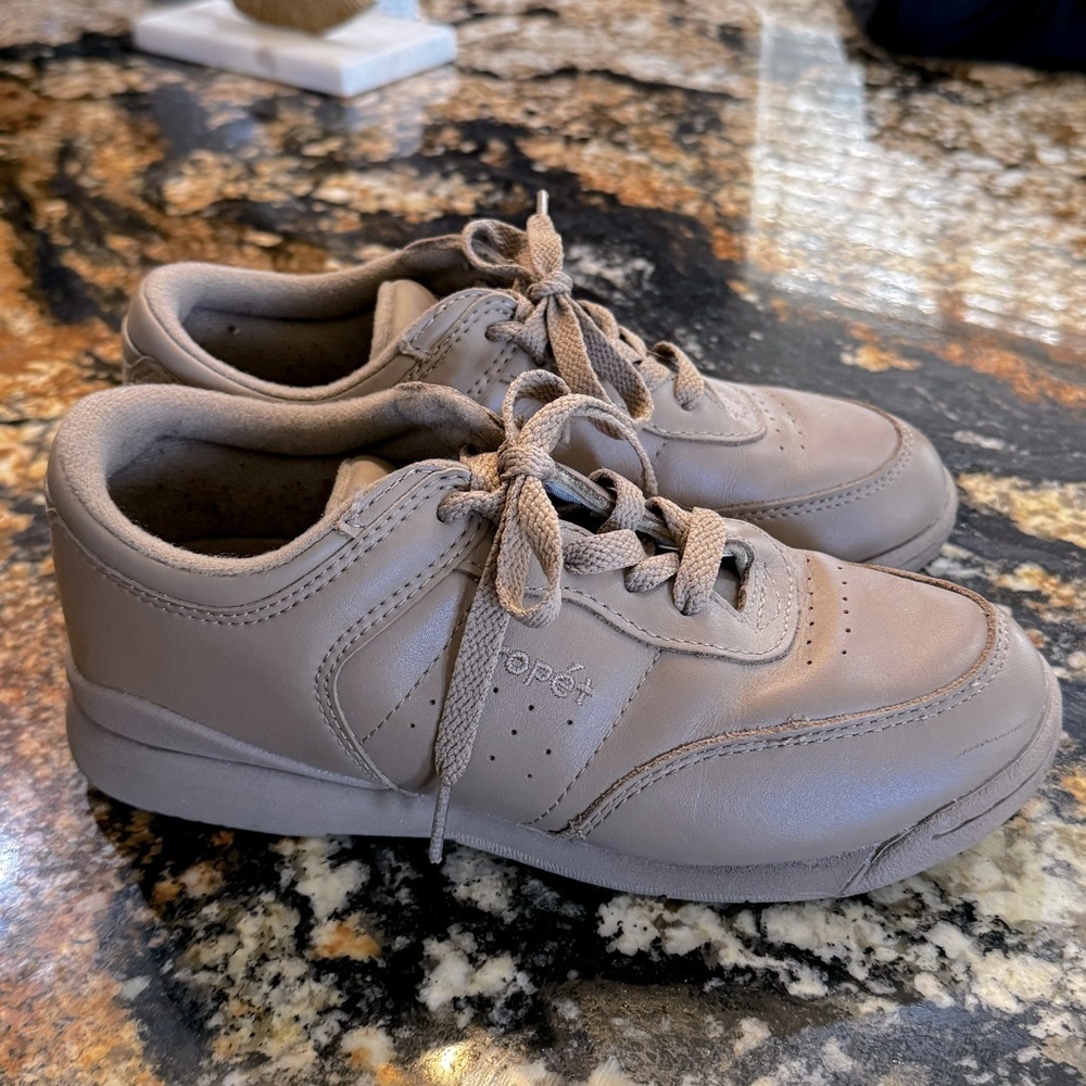 CASUAL PROPET‎ LEATHER D WIDTH SNEAKERS IN TAN/TAUPE